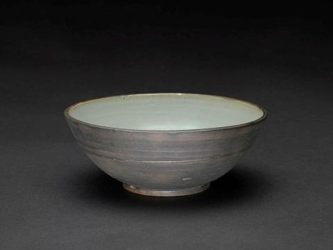 Artwork Footed bowl this artwork made of Earthenware thrown Victorian ball clay with brushed manganese and copper exterior and grey satin glazed interior, created in 1951-01-01